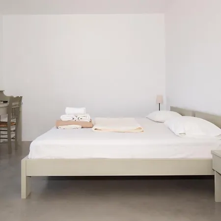 Petradi & Apartment Aegiali